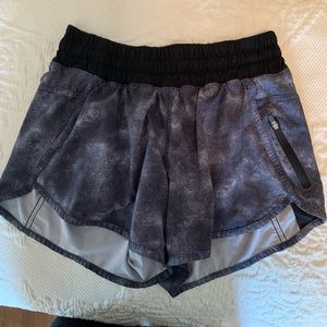 Lululemon Tracker Short IV - Size 6